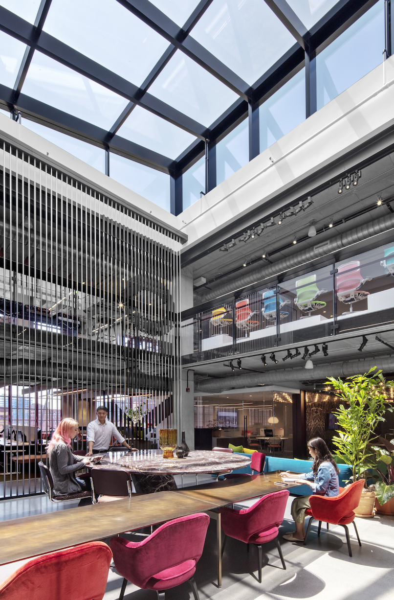 A group of people are sitting at tables in a restaurant.