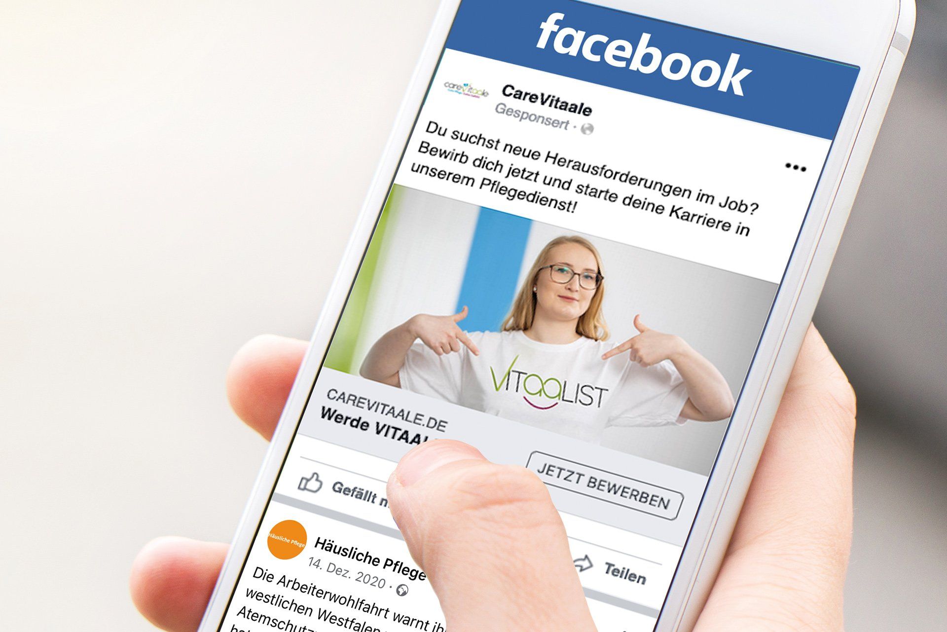 PFLEGERWOHL Facebook Recruiting Eine bezahlte JObanzeige eines Pflegedienstes ist auf einem Smartphone zu sehen