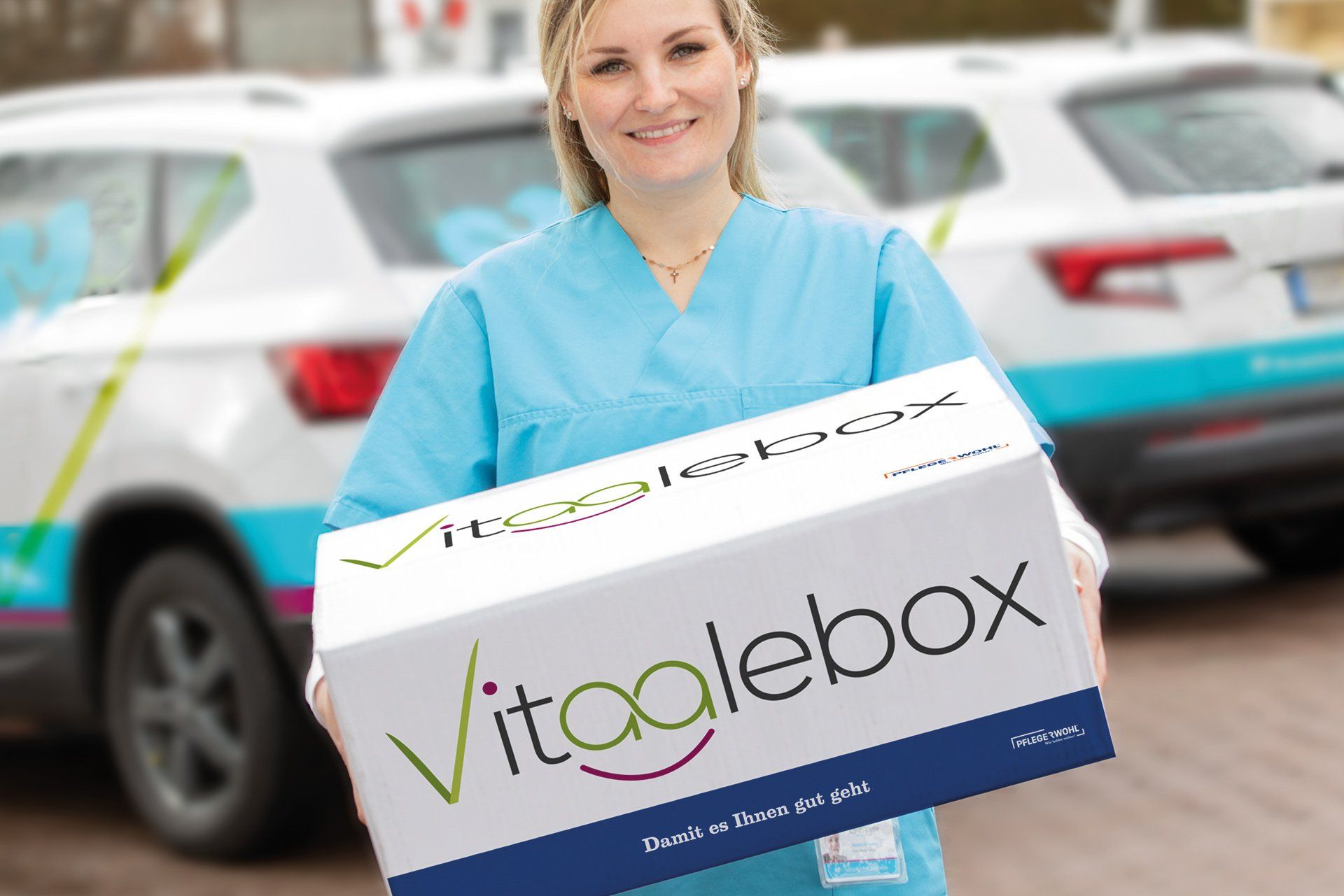 PFLEGERWOHL Über uns Eine Pflegekraft trägt eine Vitaalebox mit Pflegehilfsmitteln