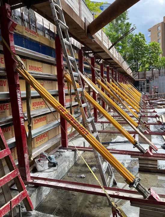 Un groupe d'ouvriers du bâtiment travaille sur un bâtiment en construction.