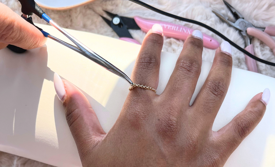 Bonding gold chain ring on hand 
