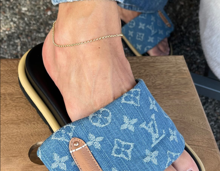 Sisters bond gold chain anklet