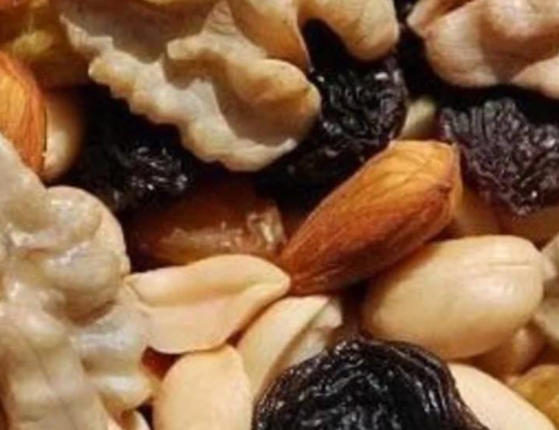 Un primer plano de una pila de nueces y frutas secas.