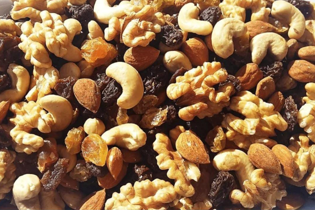 Un primer plano de una pila de nueces y pasas.