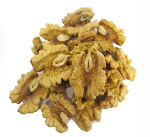 Un montón de nueces sobre un fondo blanco.
