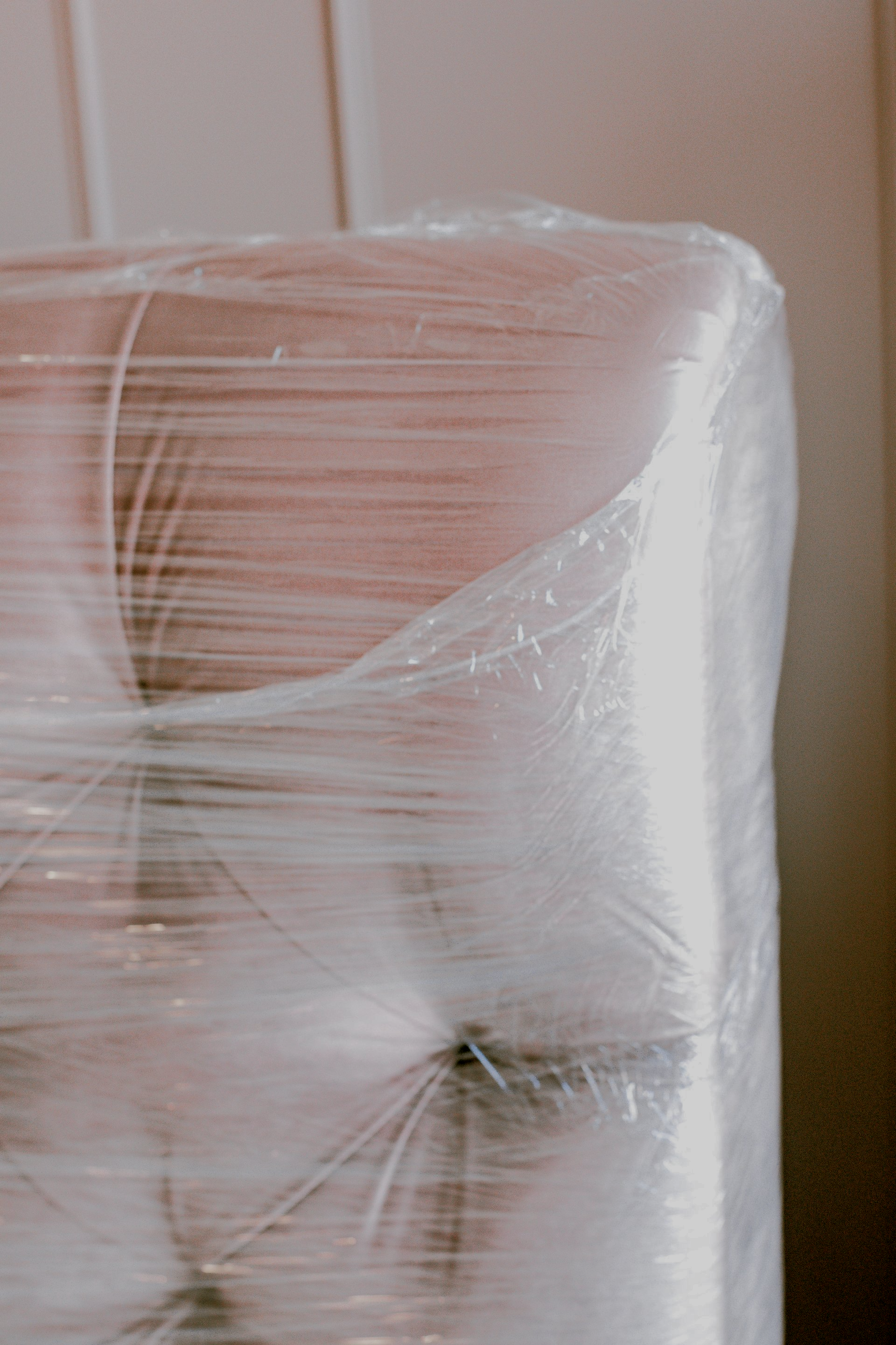 一件家具被保鲜膜包裹着。