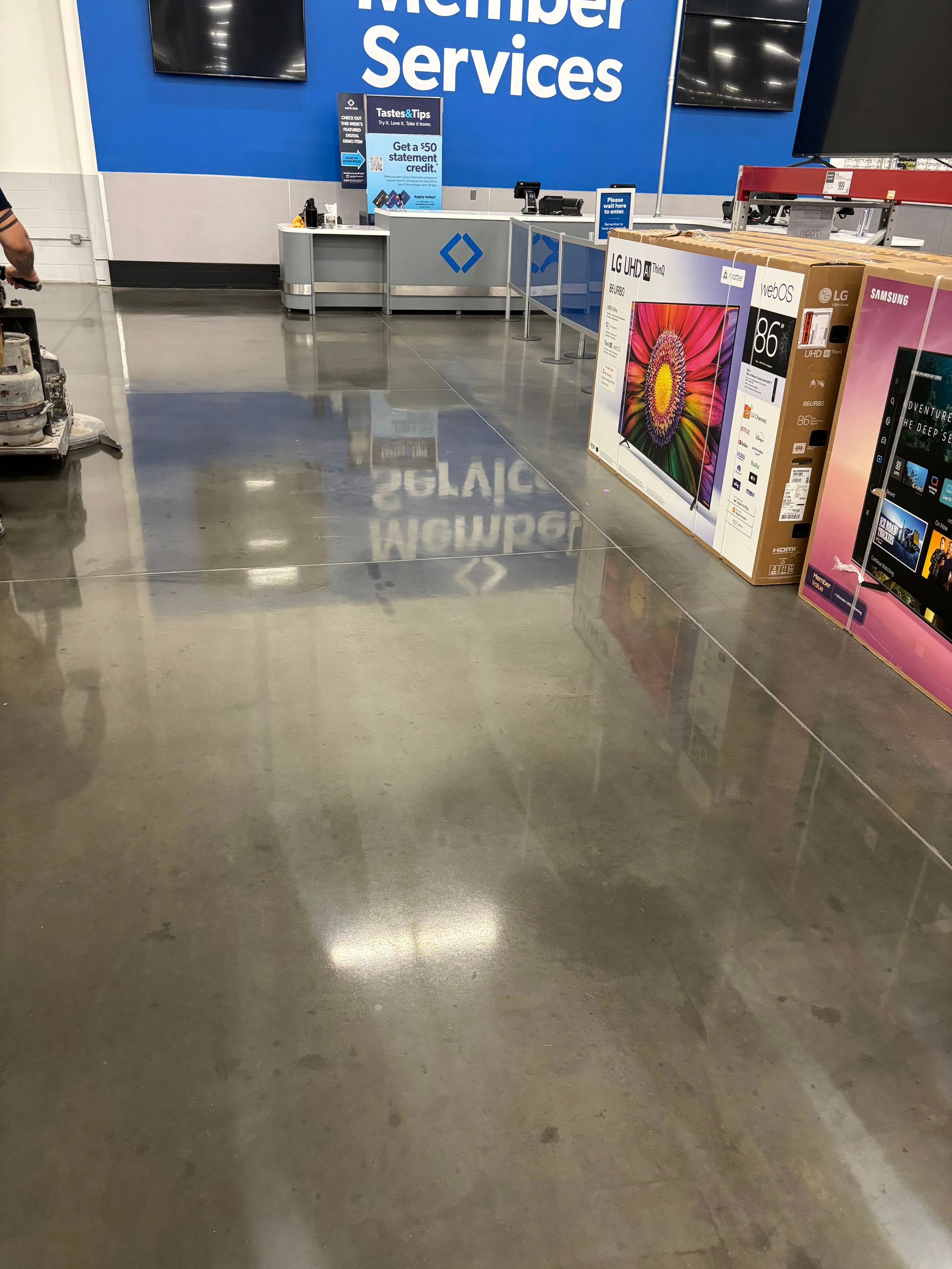 A store with a sign that says member services
