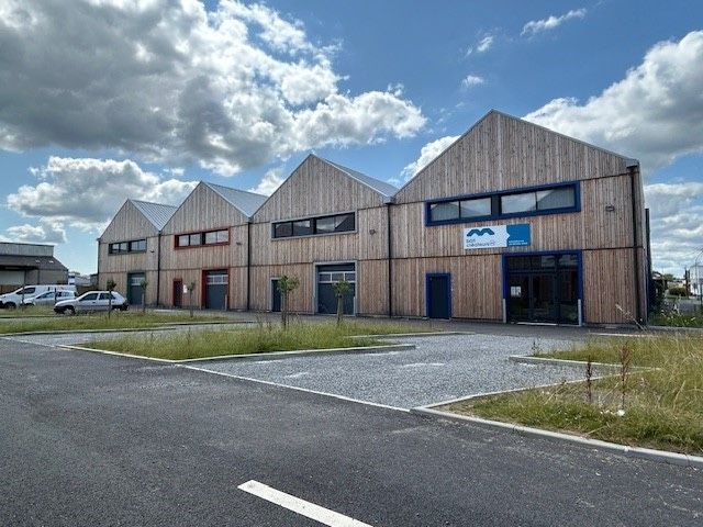 Ensemble cellules d'entreprise en bardage bois