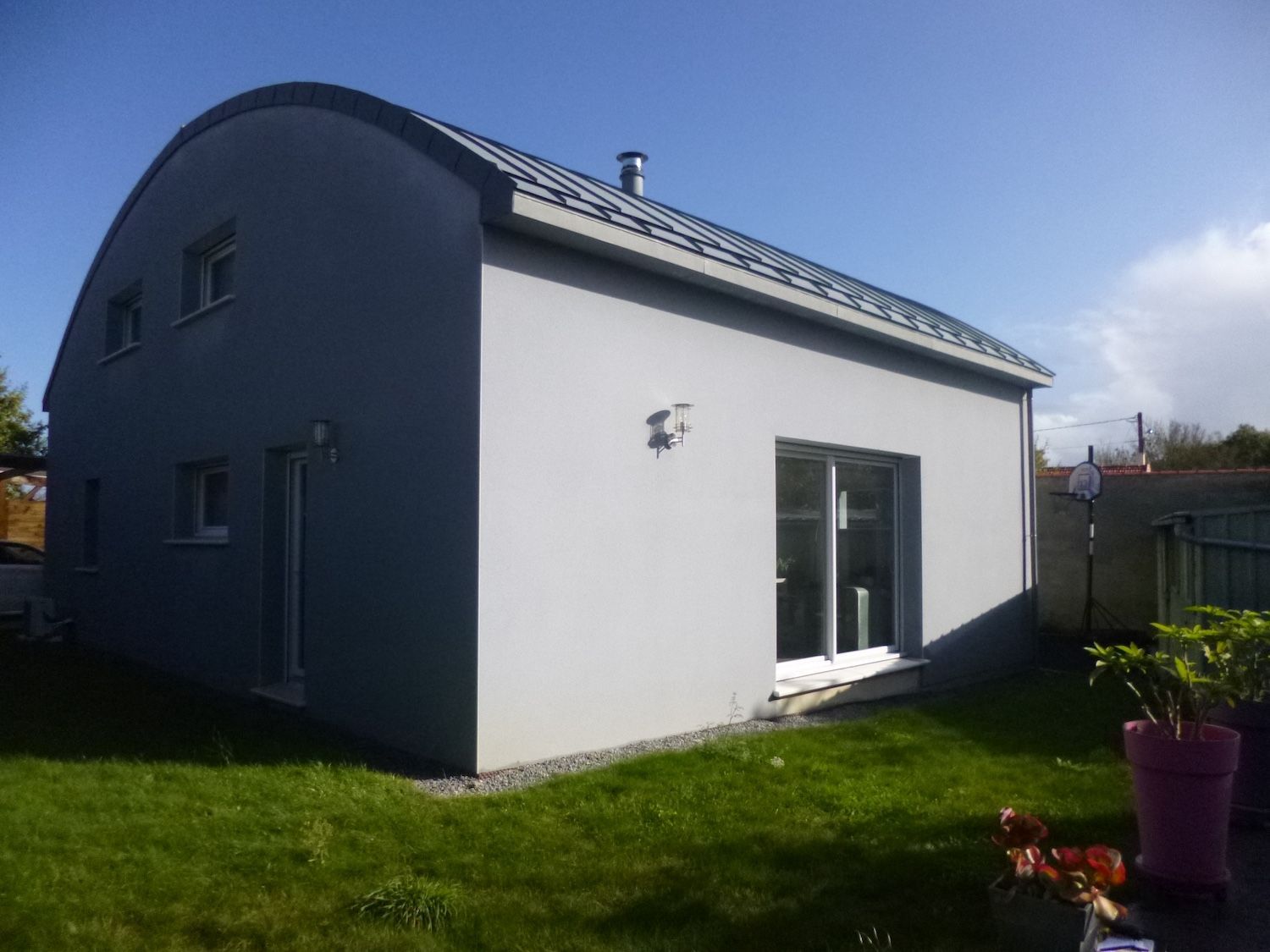 Maison grise neuve avec toit arrondi