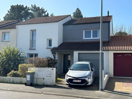 Un dessin d'une maison blanche et rouge avec un garage.