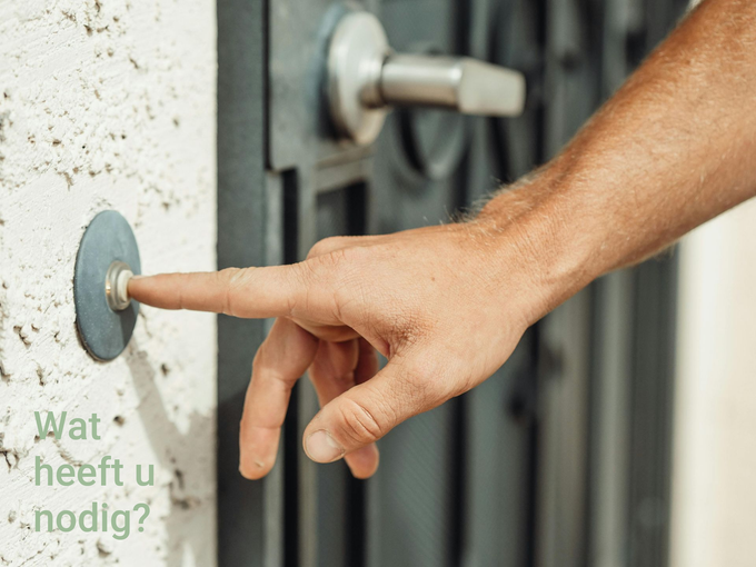 Hand die op de deurbel drukt. Tekst: