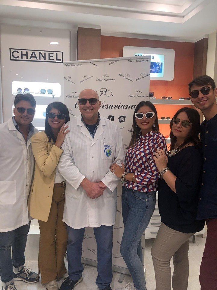 team di un centro ottico con clienti