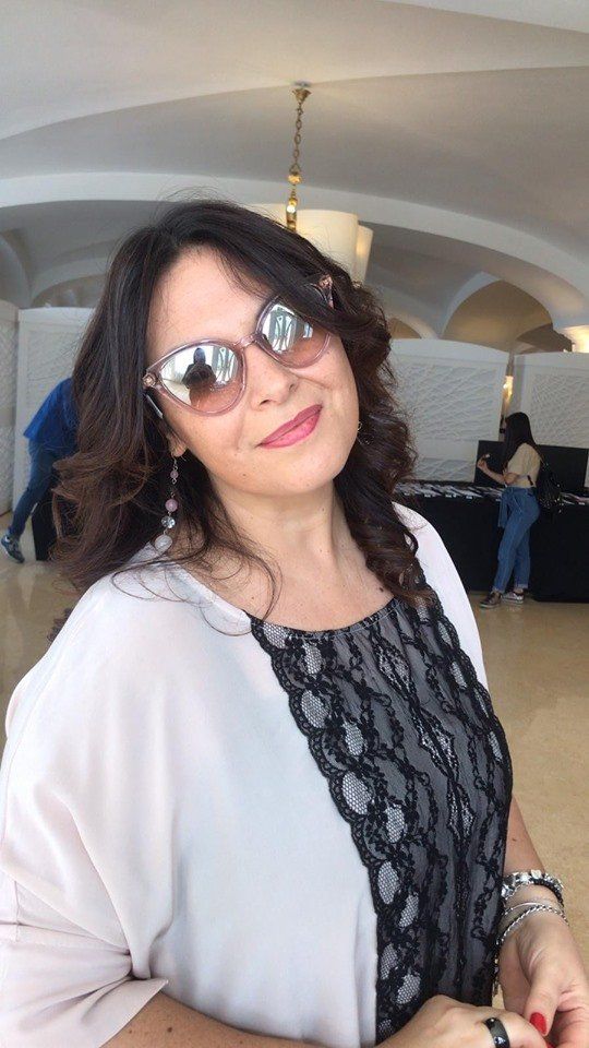 occhiali da sole da donna con lenti a specchio rosate