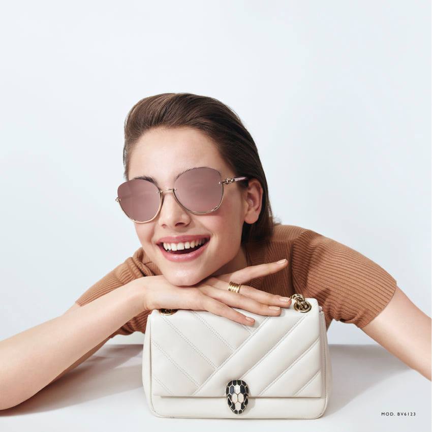 occhiali da sole con lenti rosate