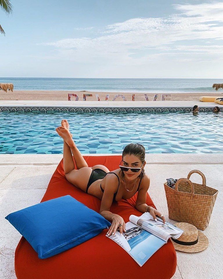 ragazza in bikini con occhiali da sole