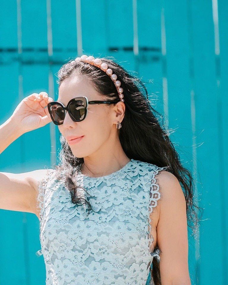 occhiali da sole da donna con montatura nera