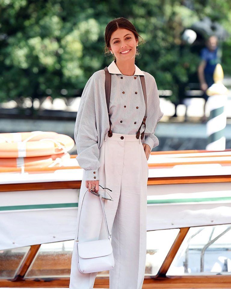 una ragazza con occhiali da sole in mano