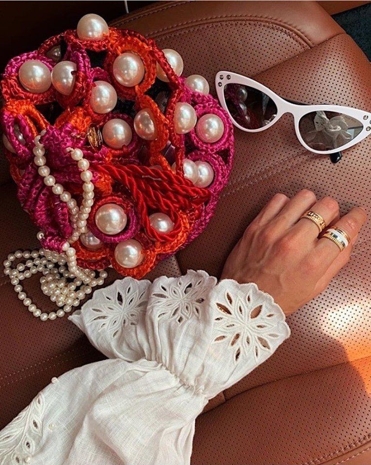 occhiali da sole vintage con montatura bianca