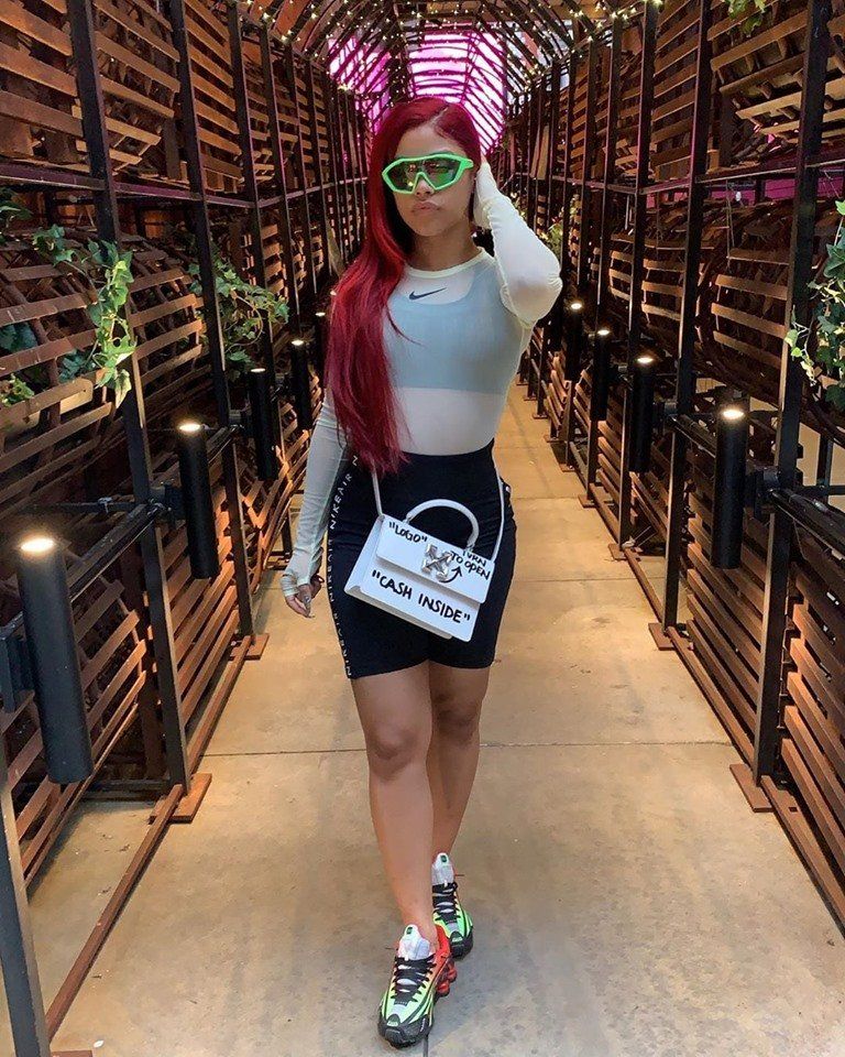 occhiali da sole con montatura verde