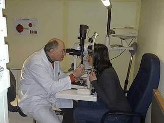 ottico che esegue una misurazione della vista