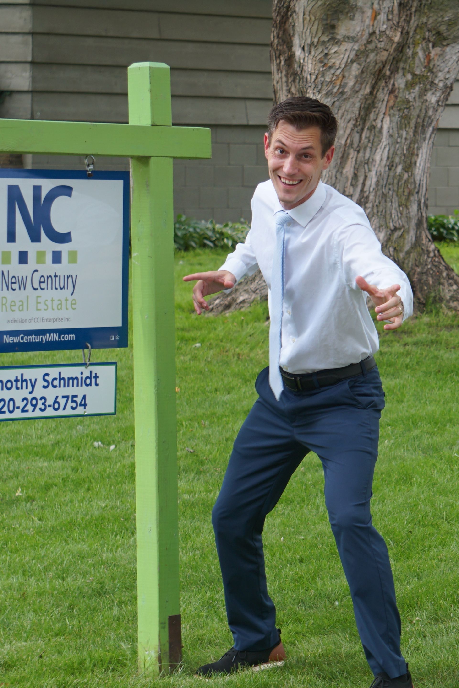 Tim Schmidt having fun, pointing at the camera, on hover.
