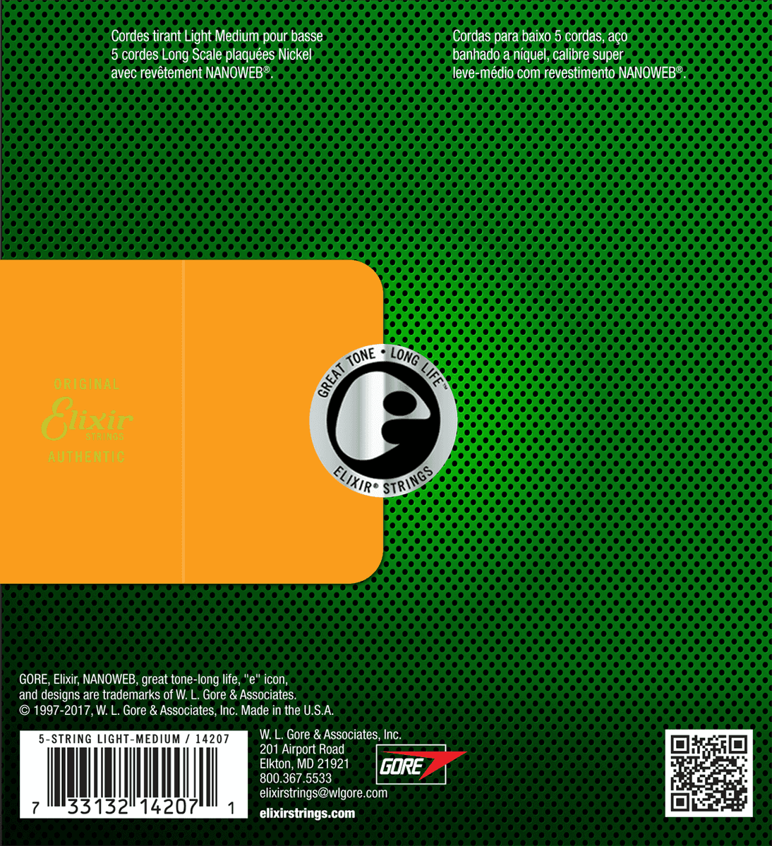 Een set elixir elektrische bas snaren op een groene achtergrond