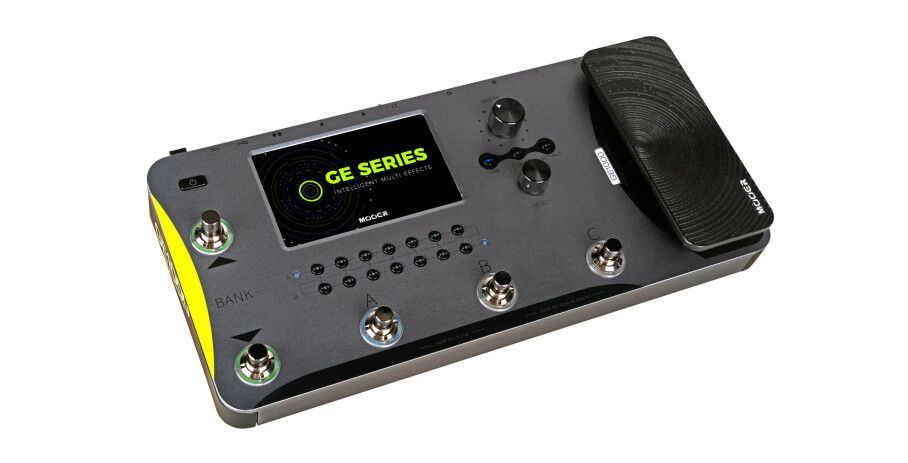 Een gitaarpedaal met een schermpje waarop 'ge series' staat.