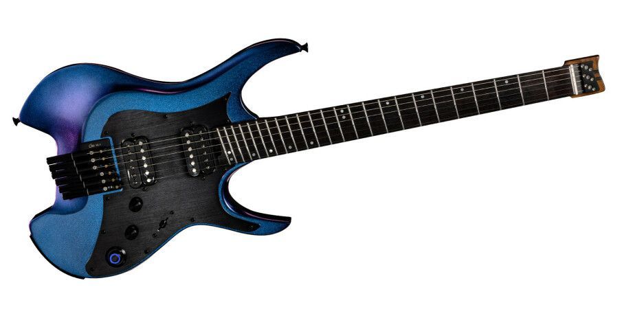Een blauwe elektrische gitaar staat op een wit oppervlak.
