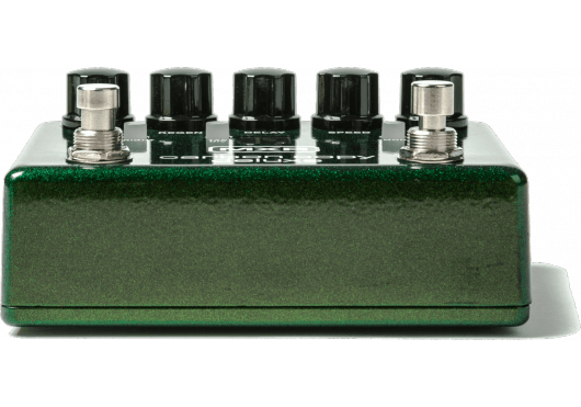 Een groene mxr carbon copy deluxe gitaarpedaal