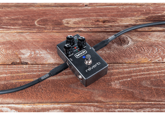 Een MXR-reverbpedaal wordt weergegeven op een witte achtergrond.