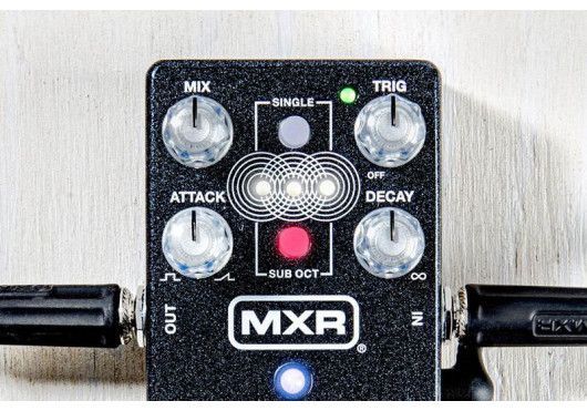 Een MXR-lagenpedaal staat op een wit oppervlak.