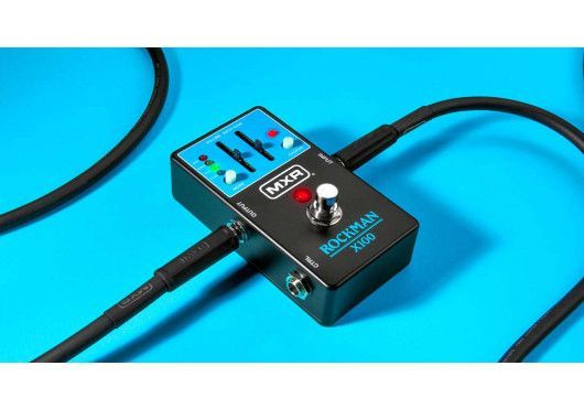 Een mxr rockman x100 gitaarpedaal op een witte achtergrond