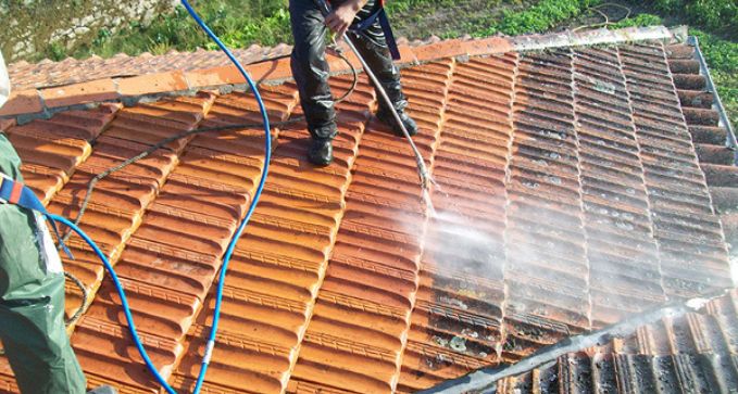 Limpieza de tejado en casa particular en Saldaña, Palencia