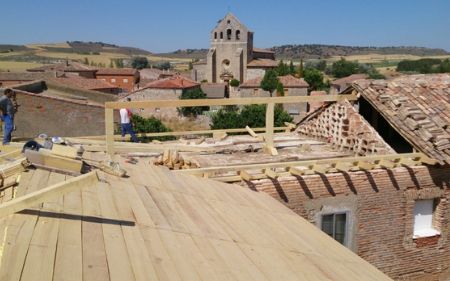 construcción de un tejado de madera con vigas en villamuriel de cerrato, palencia