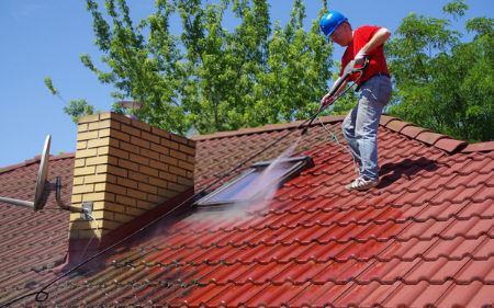 limpieza de tejado en casa de pueblo en aguilar de campoo, palencia