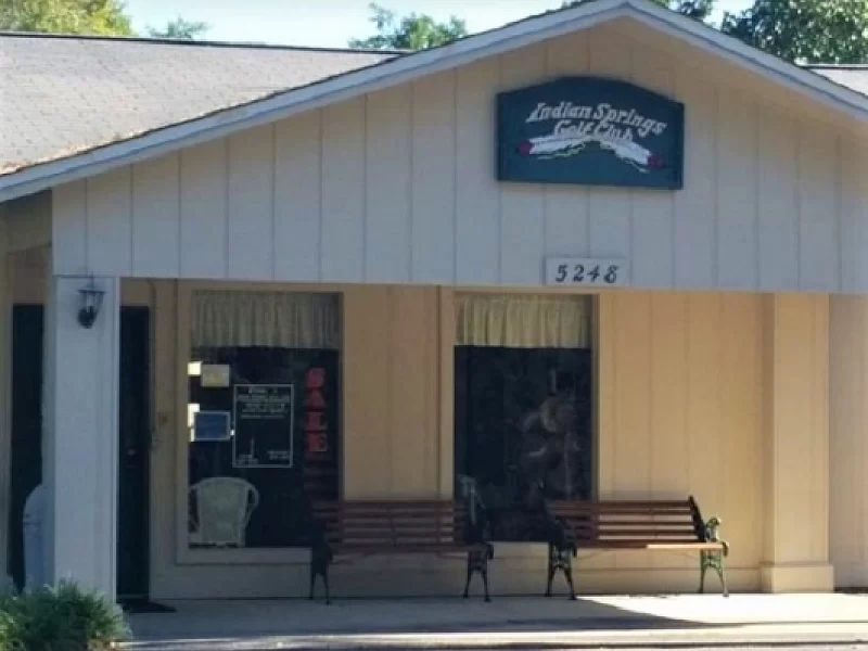 A building with a sign that says indian springs golf club