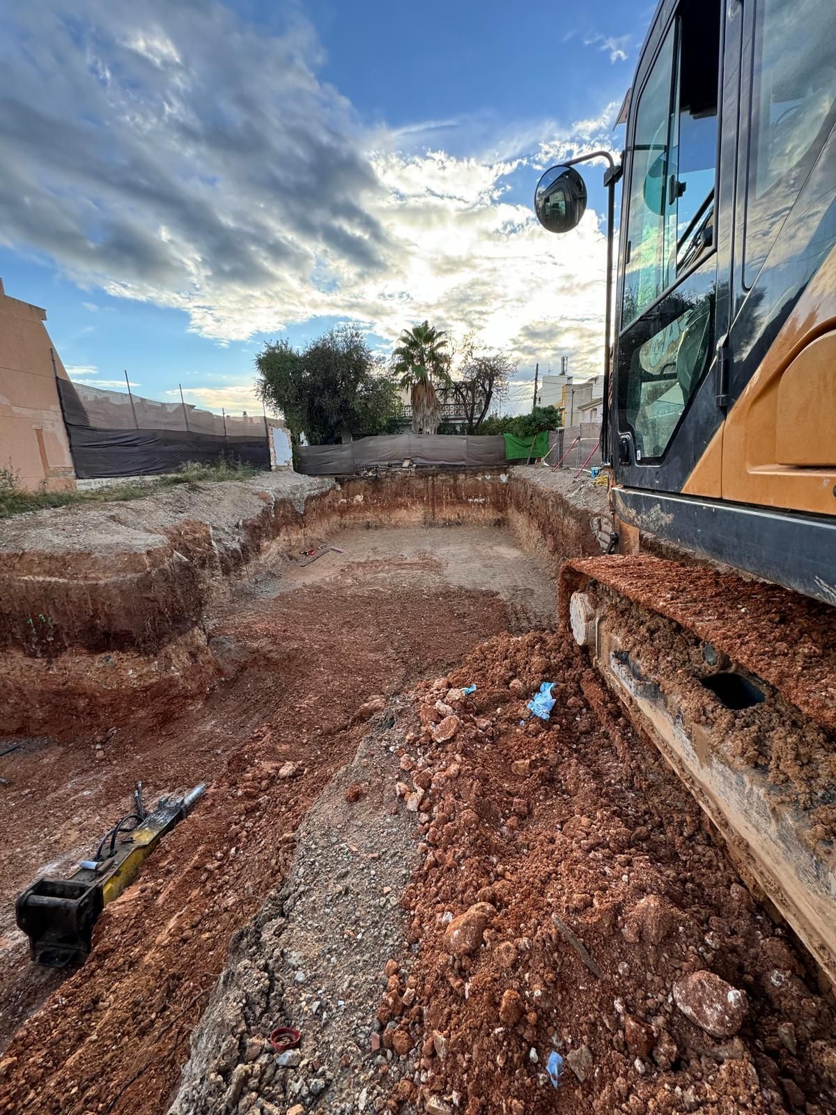 Excavadora de CAN RAMIS trabajando en una obra en construcción.