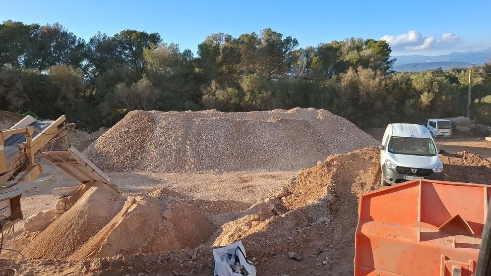 Montón de grava y rocas en la cantera de CAN RAMIS 