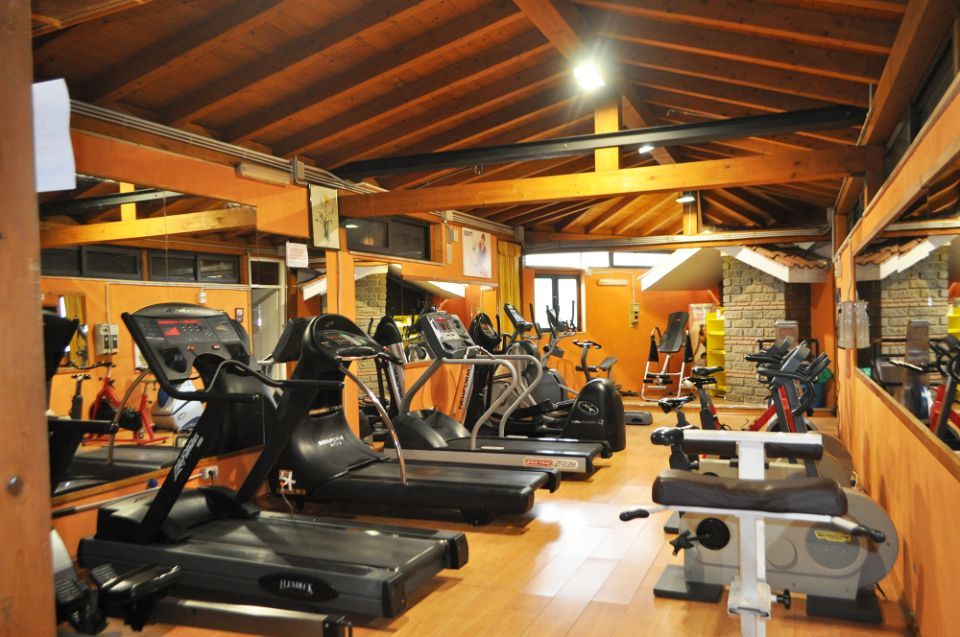 Interno palestra con attrezzi