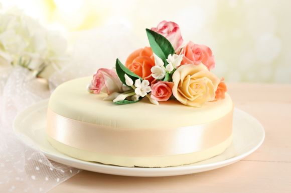 torta con decorazione floreale