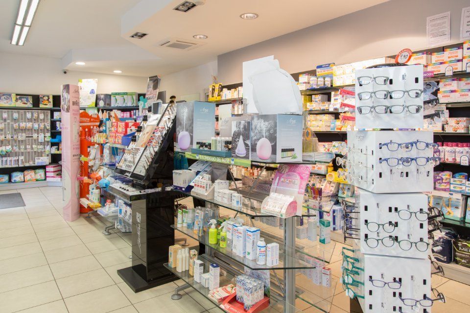vendita di occhiali da lettura e prodotti sanitari