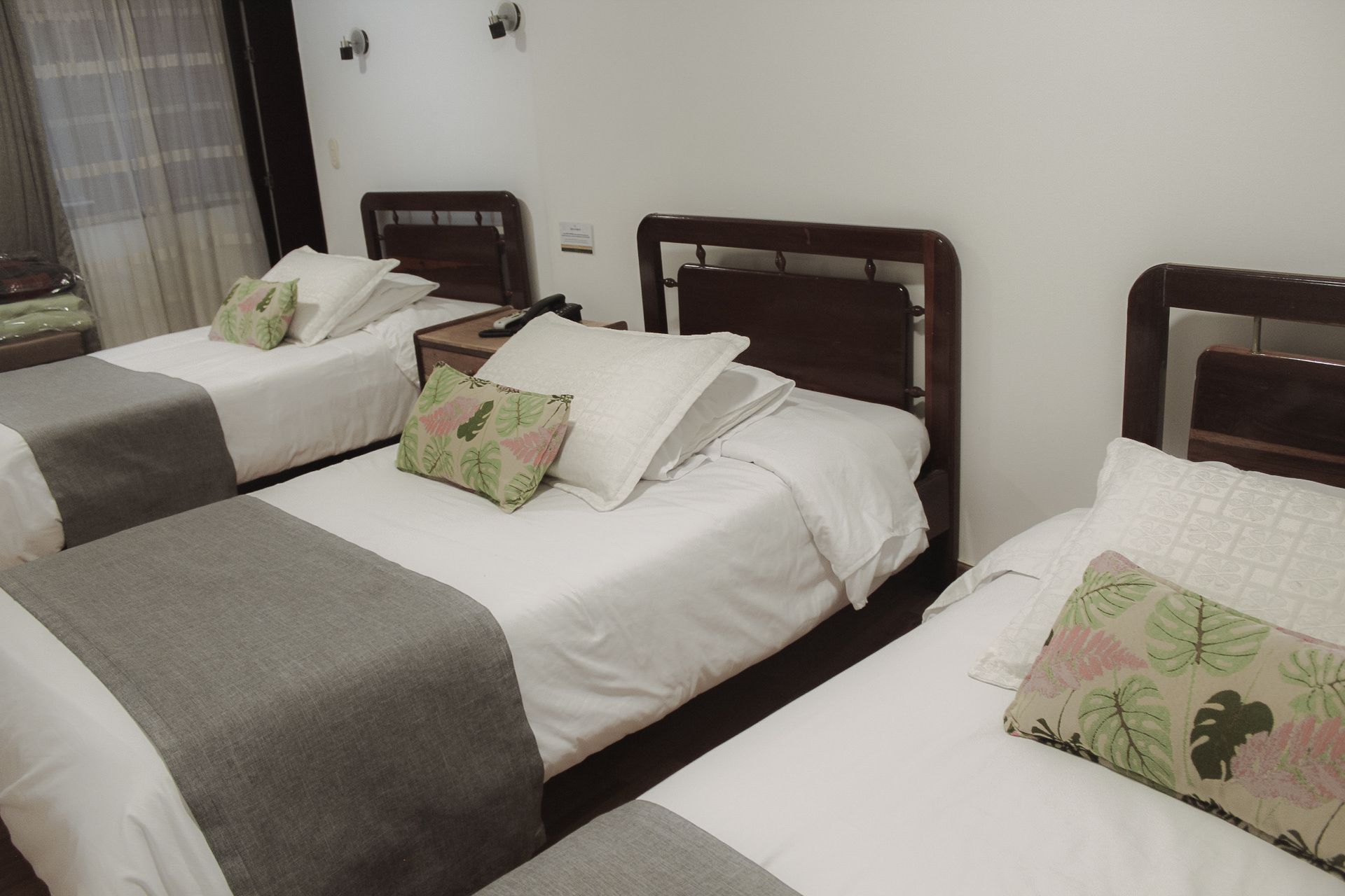 Habitación triple cómoda y moderna en uno de los hoteles en Bogotá.