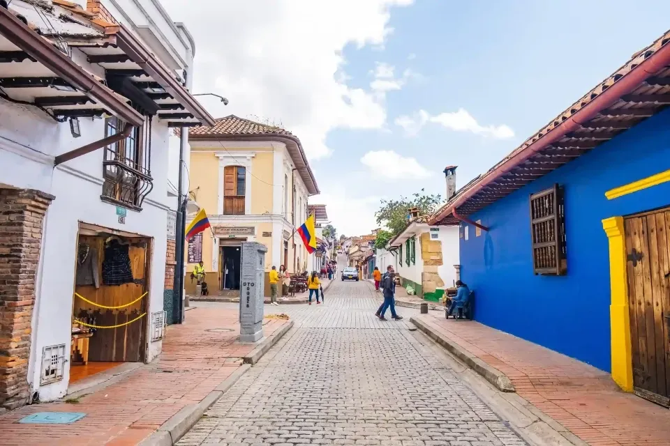 Calle de La Candelaria Bogotá con arquitectura colonial y ambiente cultural. Uno de los mejores lugares para visitar en Bogotá.
