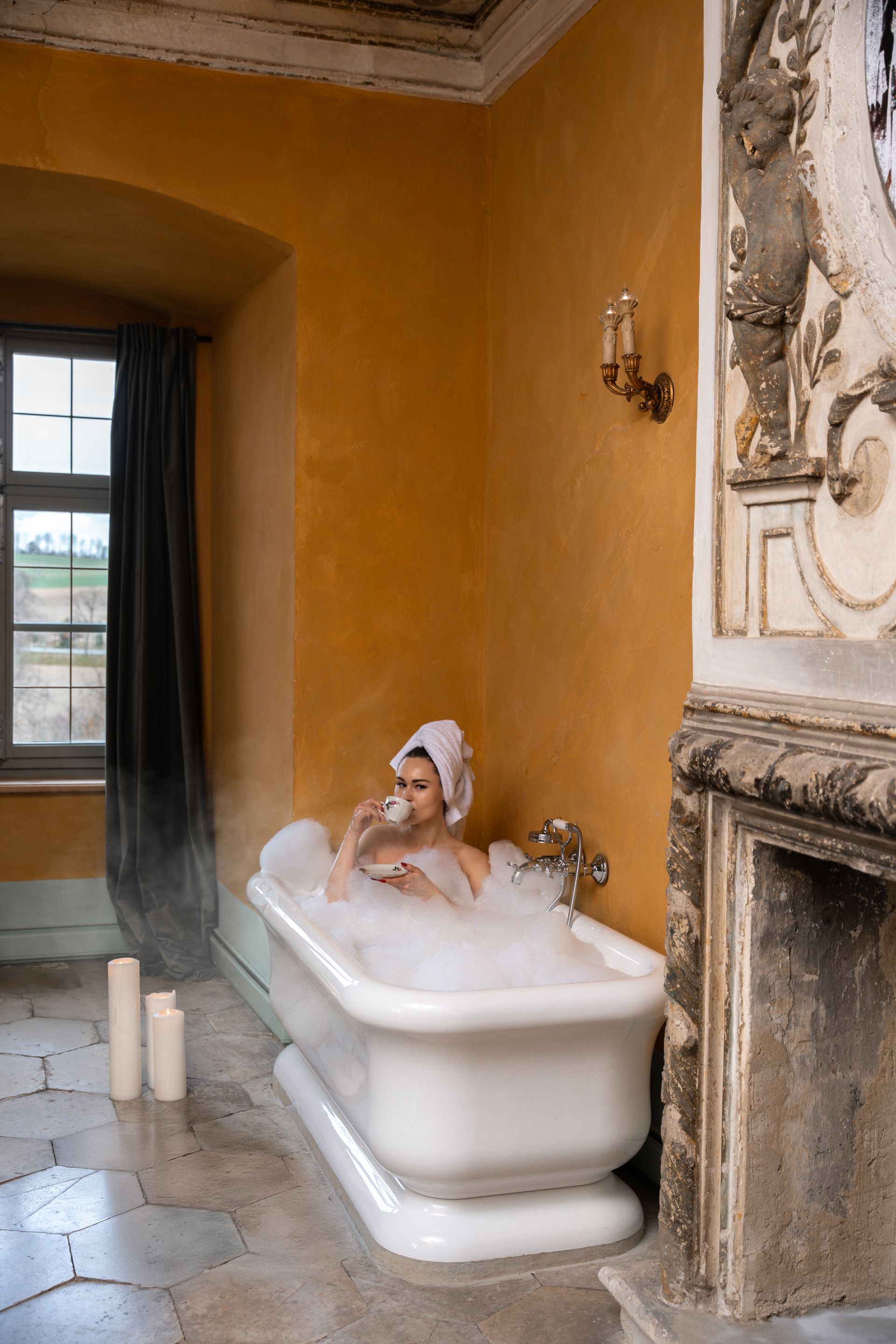 Badezimmer mit Badewanne und Kamin