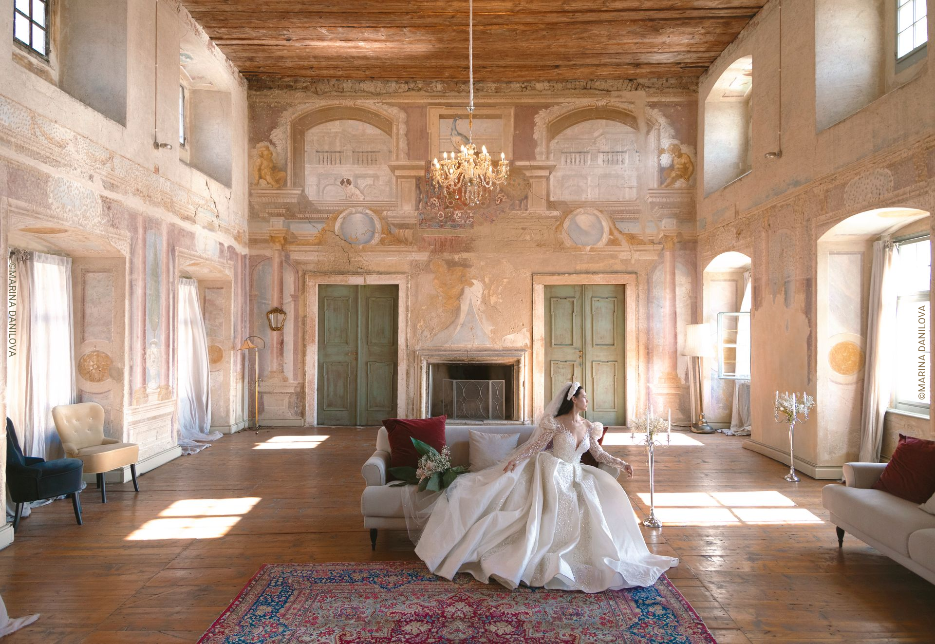 Der Festsaal vor und nach Freilegung der Fresken