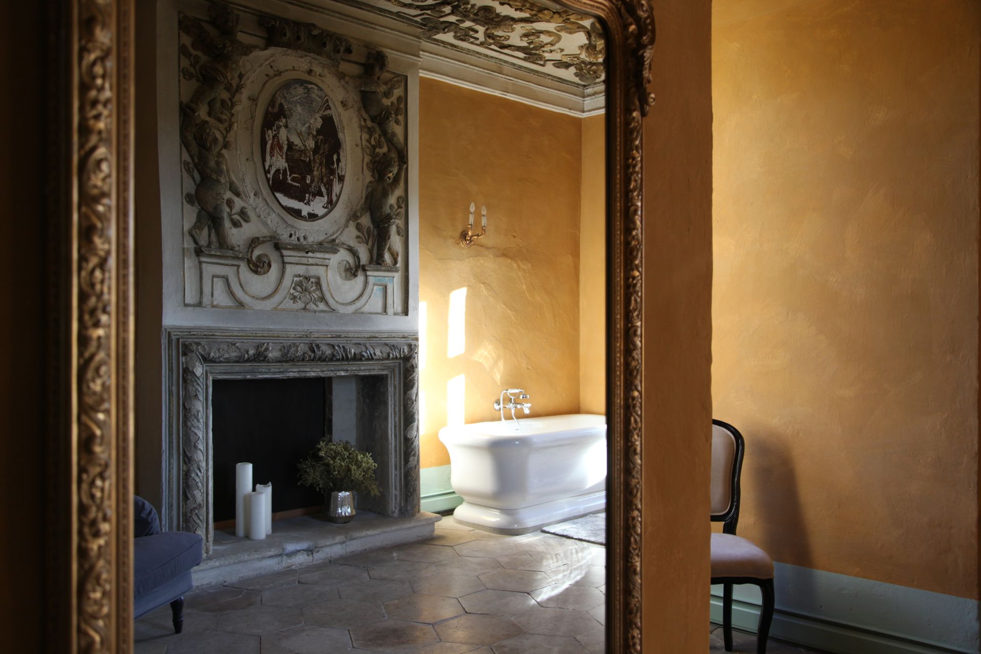 Badezimmer mit Badewanne und Kamin