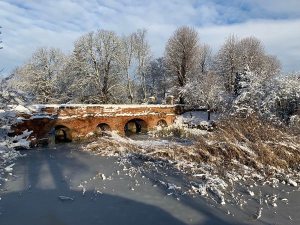 Brücke zum Schloss mit gefrorenem Burggraben und Schnee