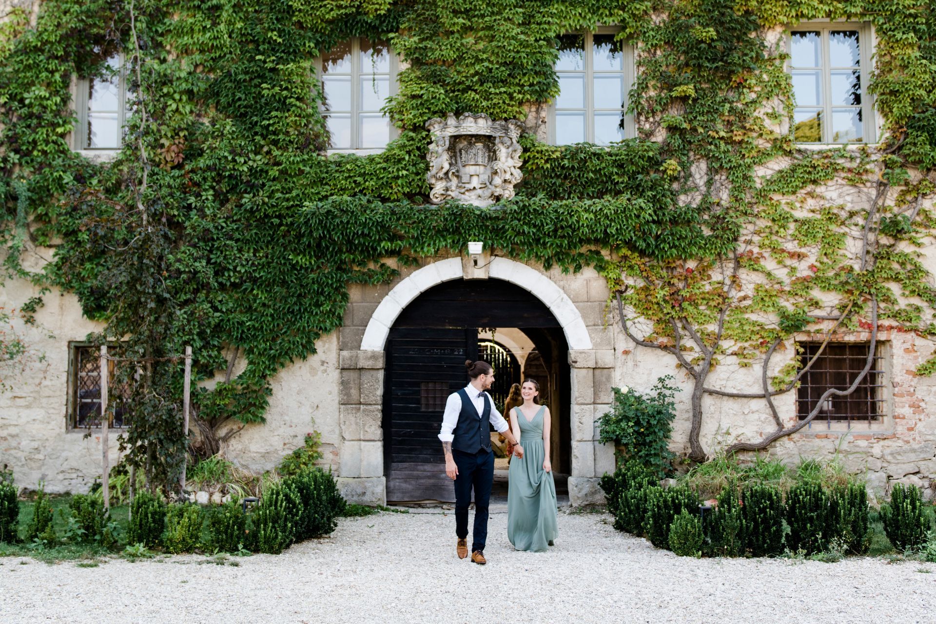 Pärchen vor dem Schloss