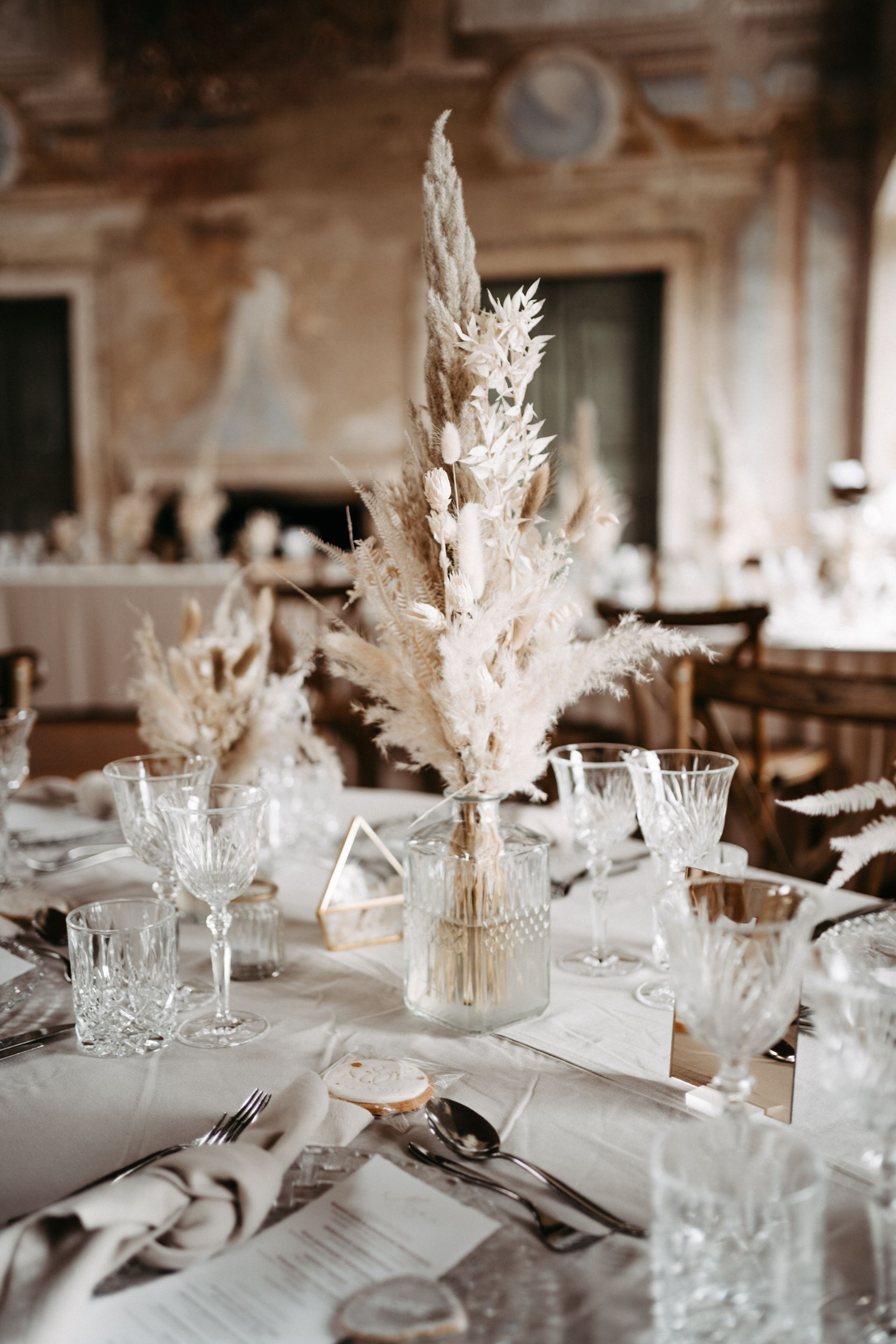 Gedeckter Tisch für Hochzeitsessen