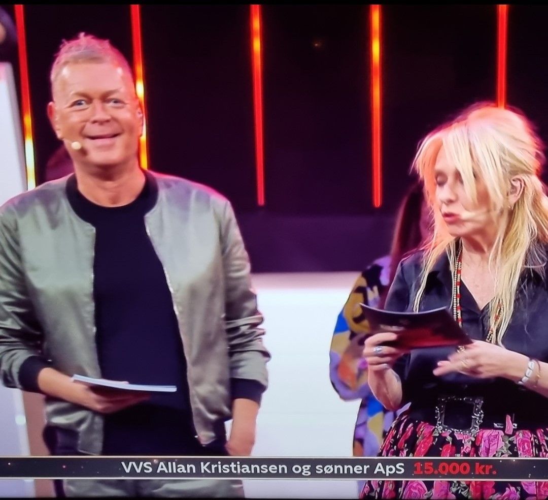 To mænd står ved siden af en gul varevogn, hvor der står allan kristiansen & sonner